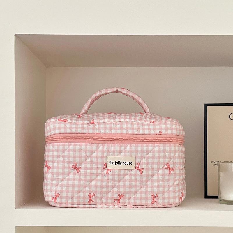 

Portable Quilting Cosmetic Bag Ladies Large Capacity Travel Organizer Washbag Cute Bow Knot Pattern Make Up Zipper Storage Bag as the picture