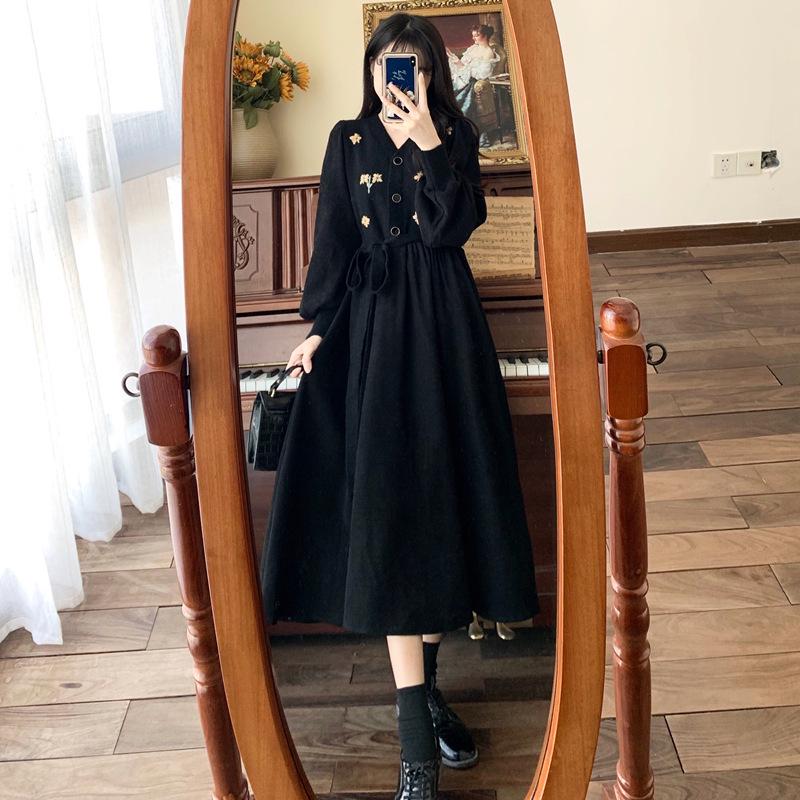 V-Neck Floral Embroidered Retro Black Dress - Spring/Autumn, Loose Fit, Large Size, Elegant Waist Design