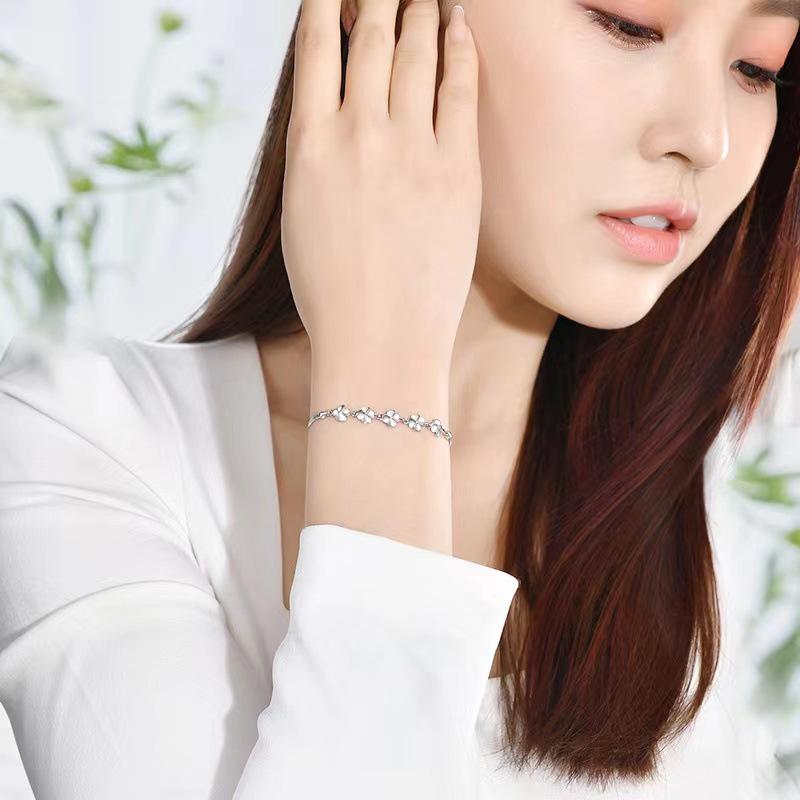 Four-Leaf Clover Bracelet: Elegant Gift for Women, Friends, and Students