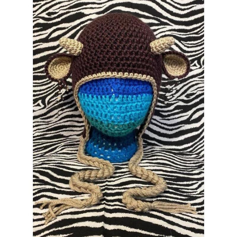 Berretto con paraorecchie scheletro fatto a mano all'uncinetto per Halloween