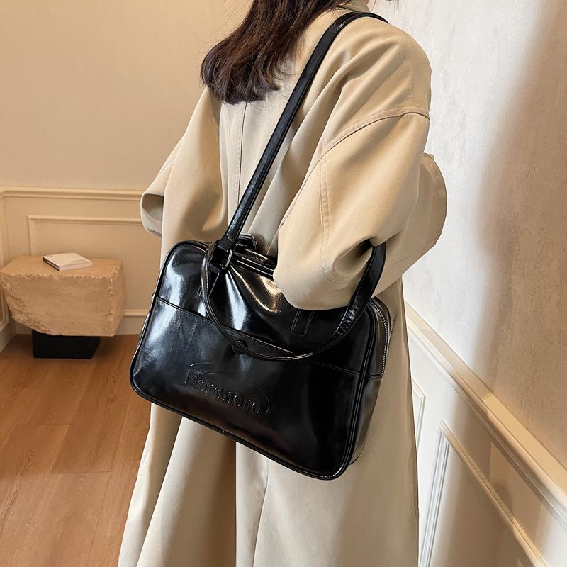 

Ретро красная сумка подмышку женская осень и зима 2025 новая универсальная сумка-тоут рюкзак большой вместимости портфель 32*7*22 чёрный