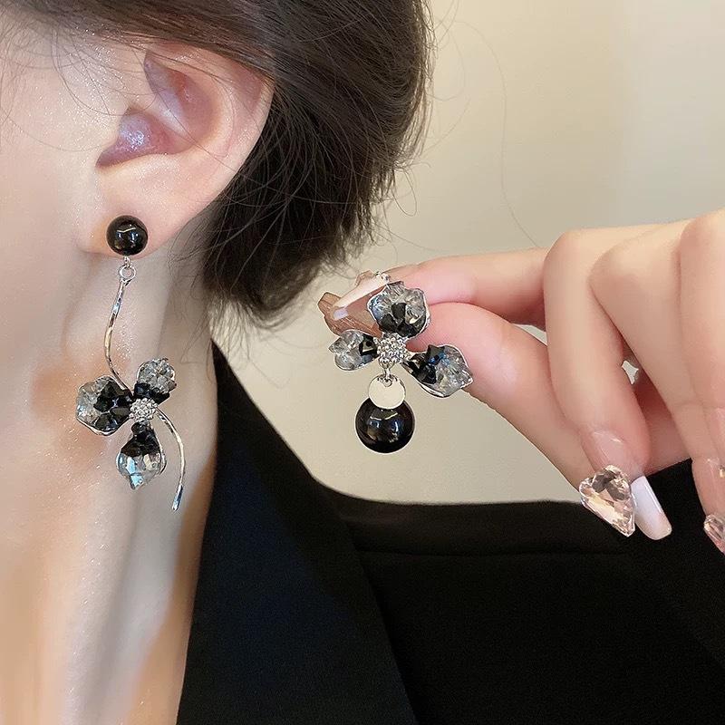 Exaggerated asymmetrical flower stud earrings women s niche design sense high-end fashion earrings new popular earrings