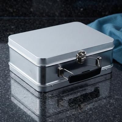 Ręczny Retro Metalowy Pojemnik na Lunch Blaszany Pojemnik do Przechowywania Żywności Zamykany Pokrywą Przestronny Szczelny Design na Posiłki Przekąski