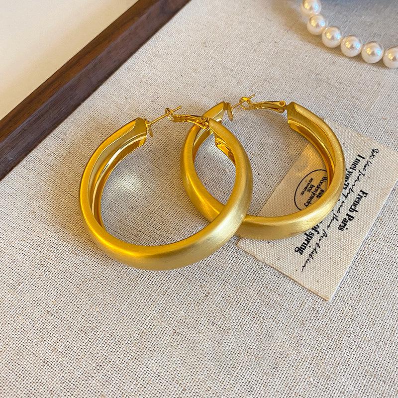 Gold Wide Wire Brushed Large Round Hoop Earrings in Light Luxury Style - Elegant and Exaggerated Ear Jewelry.