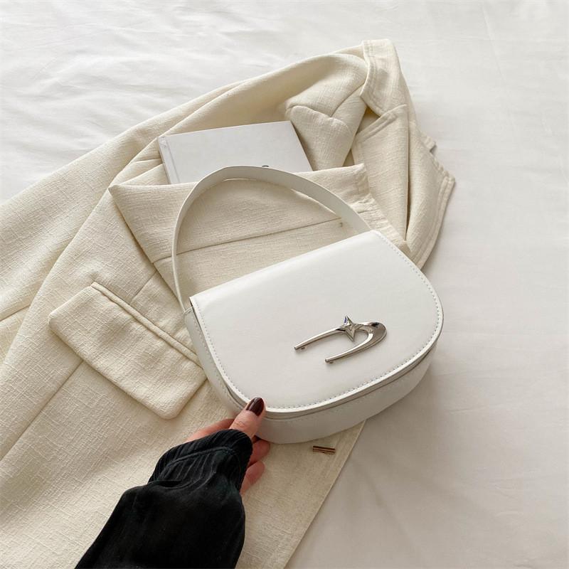 Шикарная черная сумка-седло в винтажном стиле для женщин. Идеально подходит для повседневного использования. белый