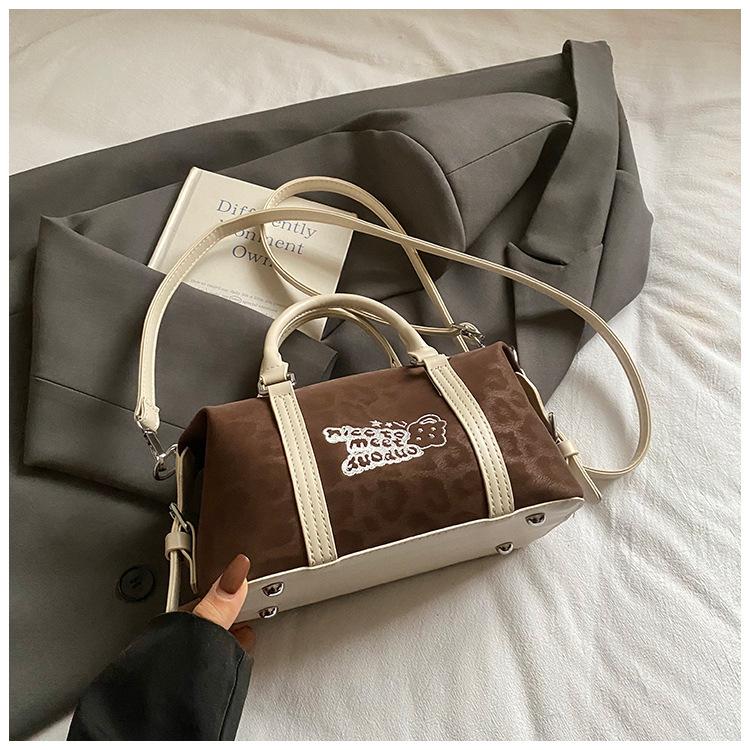 

This year s popular retro fashion bag women s autumn 2025 new trend one shoulder crossbody carry Boston bag