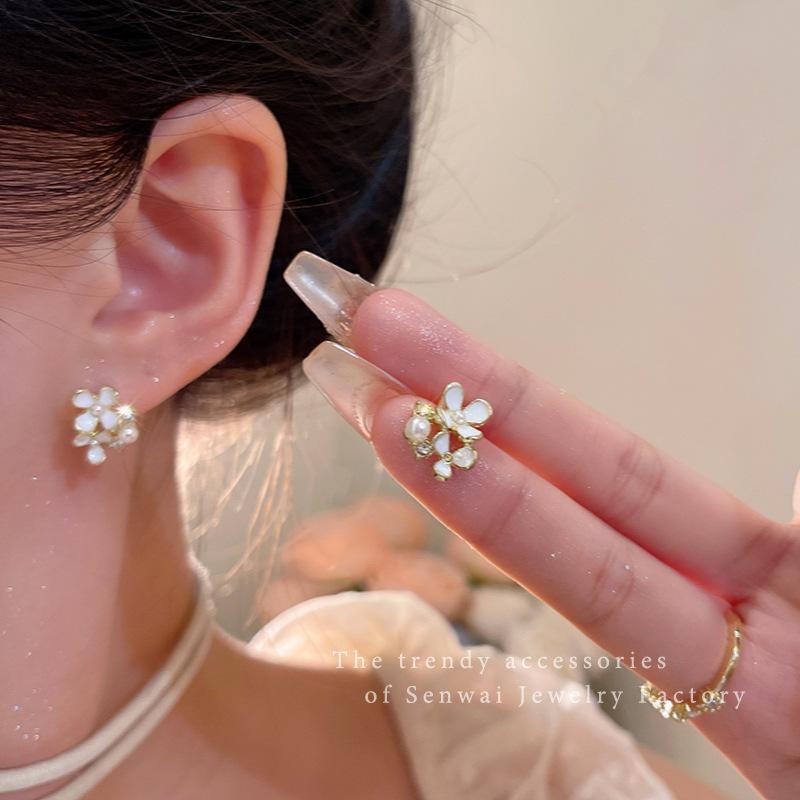 Sweet Gardenia Flower Earrings Femininity Sparkling Diamond Pearl Stud Earrings Delicate Earrings