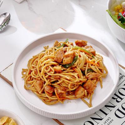 Assiette de dîner en céramique gaufrée à rayures élégantes