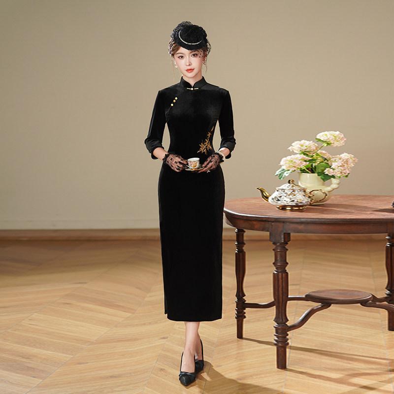 Skinny embroidery black velvet national style new Chinese long-sleeved Suzhou autumn cheongsam improved women's high-end mother outfit