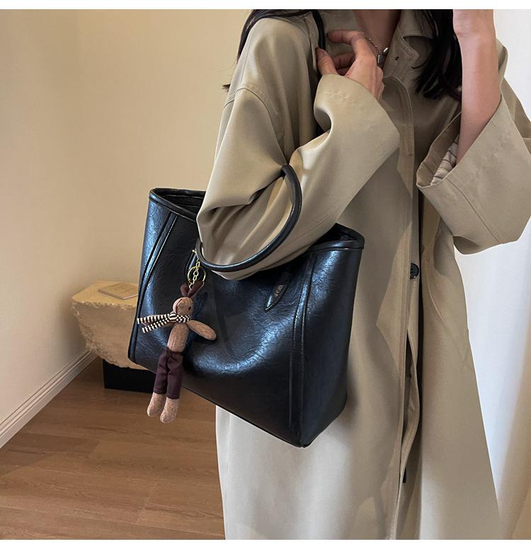 Autumn/Winter 2025 Large Capacity Retro Shoulder Tote Bag for Women