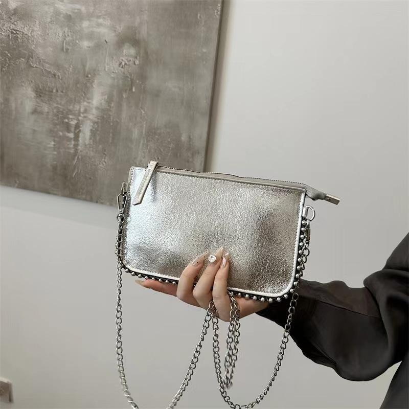 A Stylish And Thin Envelope Handbag With A Retro Chain Suitable For Ladies To Carry On One Shoulder Or Crossbody.