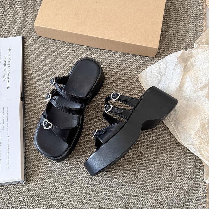 

Thick-soled heightening slippers women s summer outer wear 2025 new versatile skirt love rhinestone cool slippers 35 чёрный