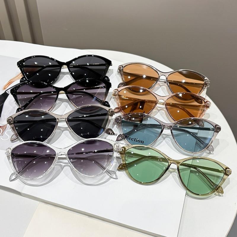 Fashion Cat Eye Sunglasses for Women Retro Vintage Trendy Black Frame UV400 Protection Shades Goggles for Summer Beach Driving
