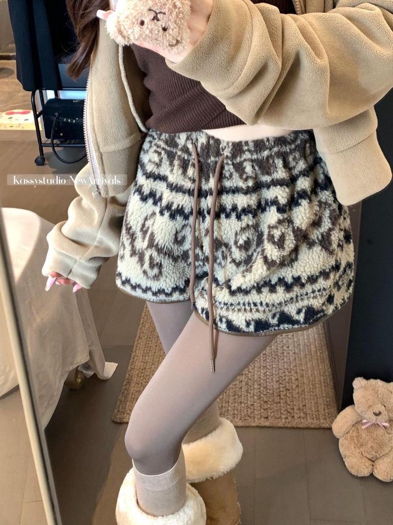 Women's High-Waisted Casual Caramel Lamb Wool Shorts - Winter Loose Fit Fair Isle Pattern