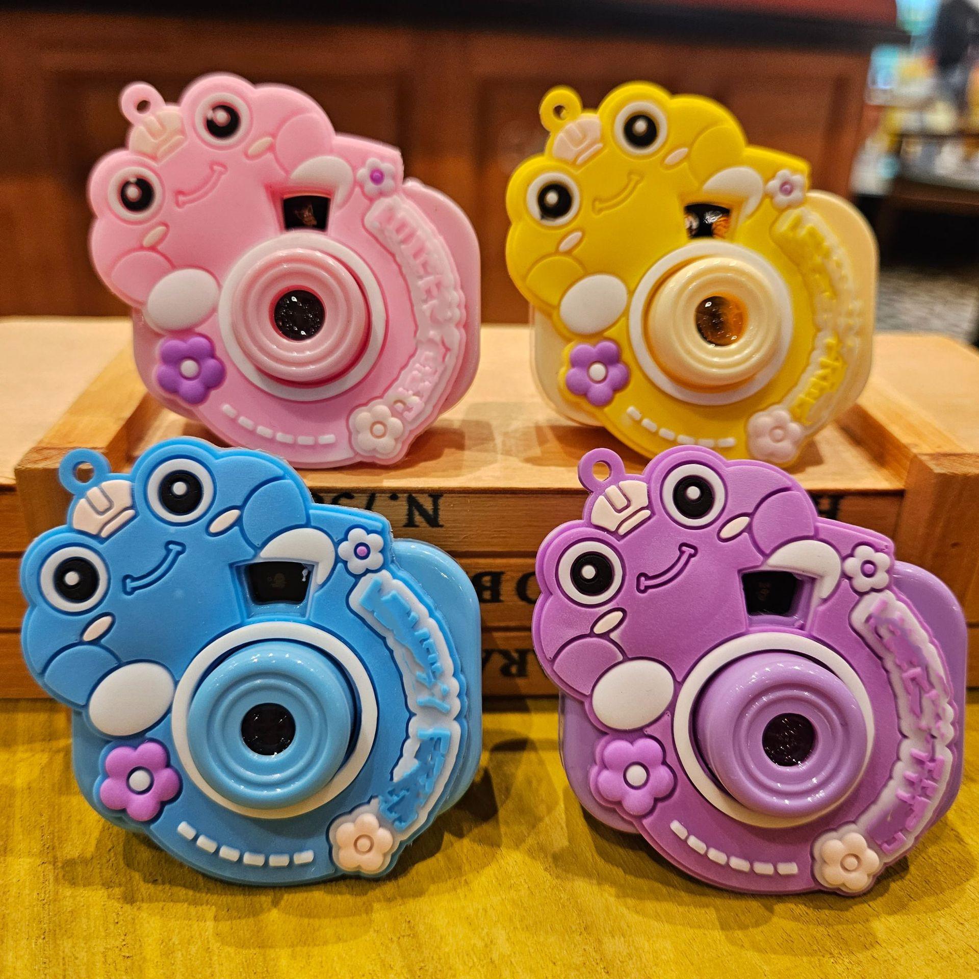 

New Cute Cartoon Projection Camera Keychain Light Up Trinket Creative For Car Kids Bag Keychain Pendant Students And Adults