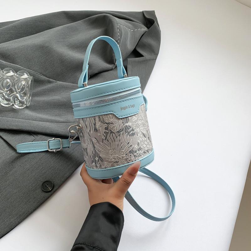 Stilvolle Lässige Beuteltasche Für Damen In Trendigen Herbstfarben Mit Schlankem Urbanem Design