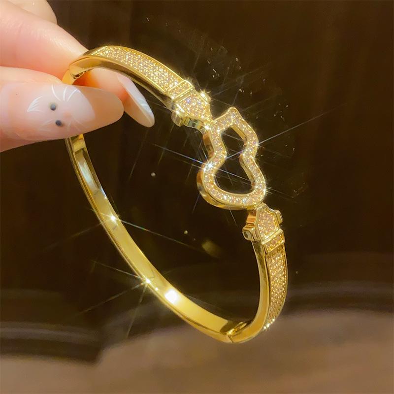 18K Gold Plated Zircon Oval Textured Bangle - Luxury High-End Bracelet for Fashion and Commuting