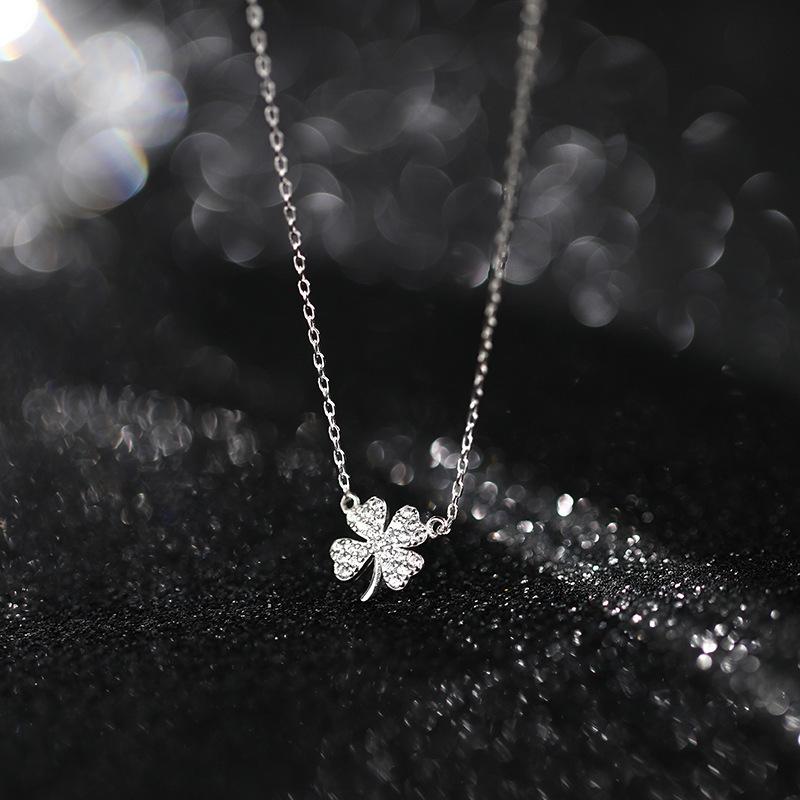 Lucky Four-Leaf Clover Necklace - Women's Unique Design, Sophisticated Luxury Leaf Lockbone Chain, Premium Quality