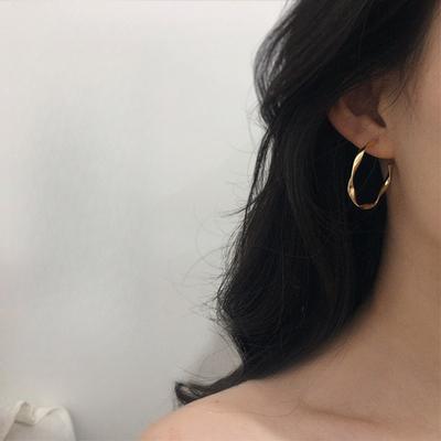 Jednoduché geometrické kroucené náušnice ve tvaru C Zlaté Retro Hong Kong styl Náušnice Dámské Niche Titanová ocel Nevyblednoucí šperky