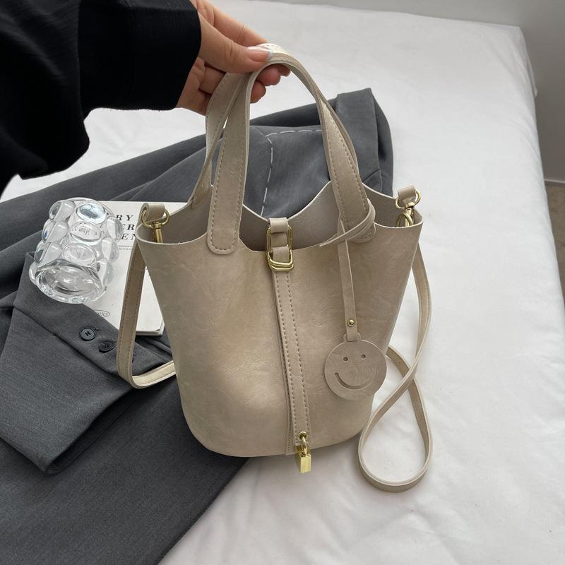 Niche Retro Shoulder Bag Women's Summer New Portable Bucket Bag Advanced Texture Commuter Versatile Messenger Bag Women's Bag