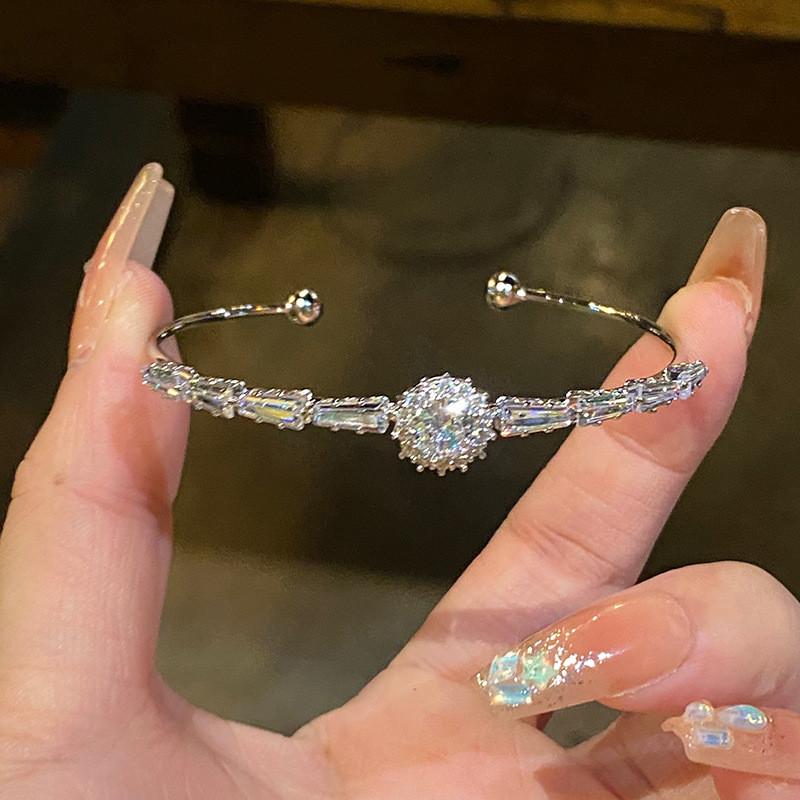 

Zircon Crystal Bracelet With Gold Or Silver Finish For Fashion Women