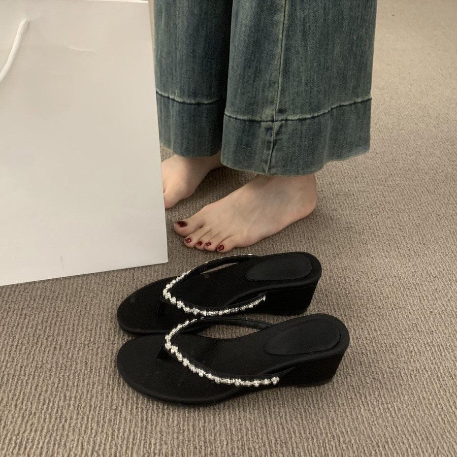 French beautiful rhinestone pinch red flip-flops 2025 new temperament wedge heel toe cool slippers women's summer wear