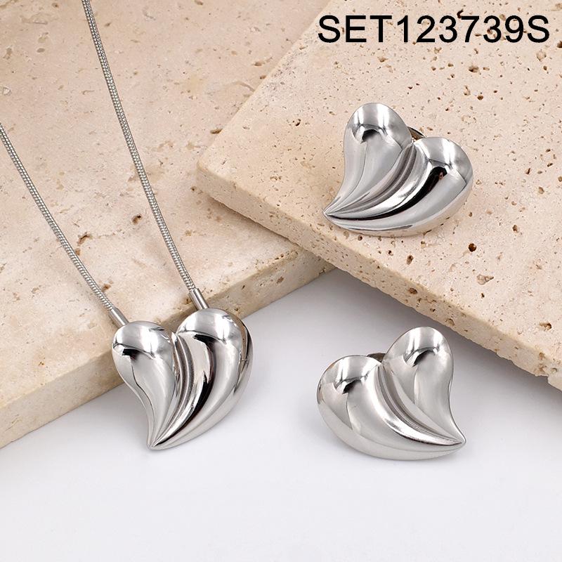 Gold-Plated Titanium Steel Heart Stud Earrings & Collarbone Chain Jewelry Set for Women in European American Style.