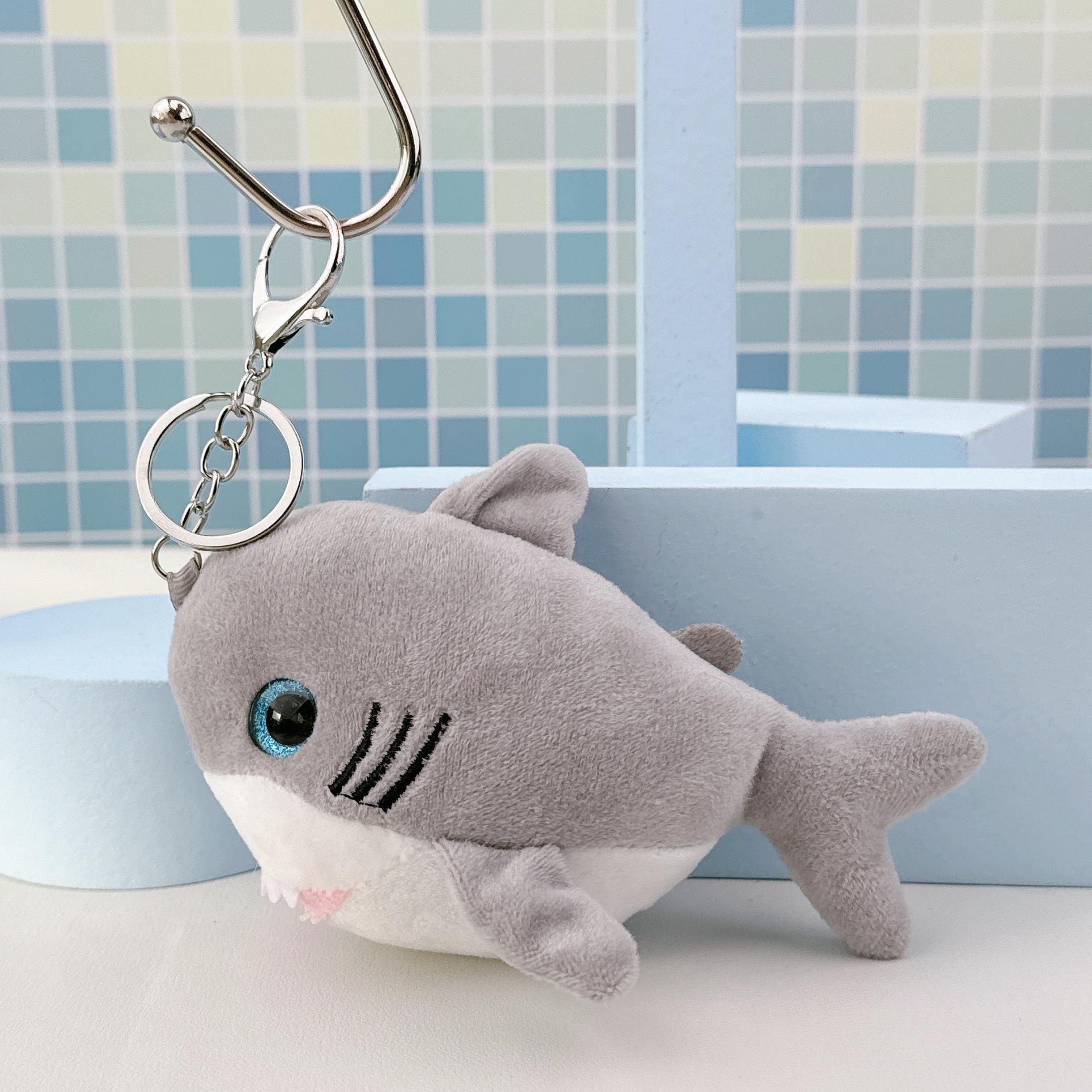 

Креативный плюшевый брелок в виде кусающей акулы - Забавный шарм для сумки или приз для игрового автомата Height 11 cm