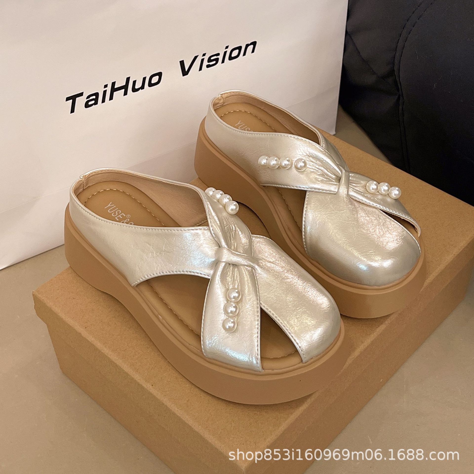 

Французский темперамент жемчуг баотоу крутые тапочки женские 2025 лето новая обувь толстая подошва пляжные римские крутые тапочки женские 40 золотой