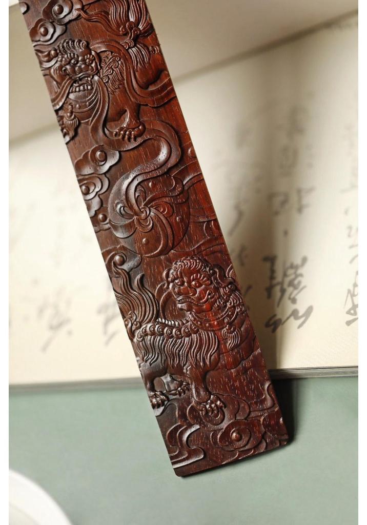 Rosenholz Glücksbringer Löwenball Lesezeichen – Elegantes chinesisches Stilgeschenk