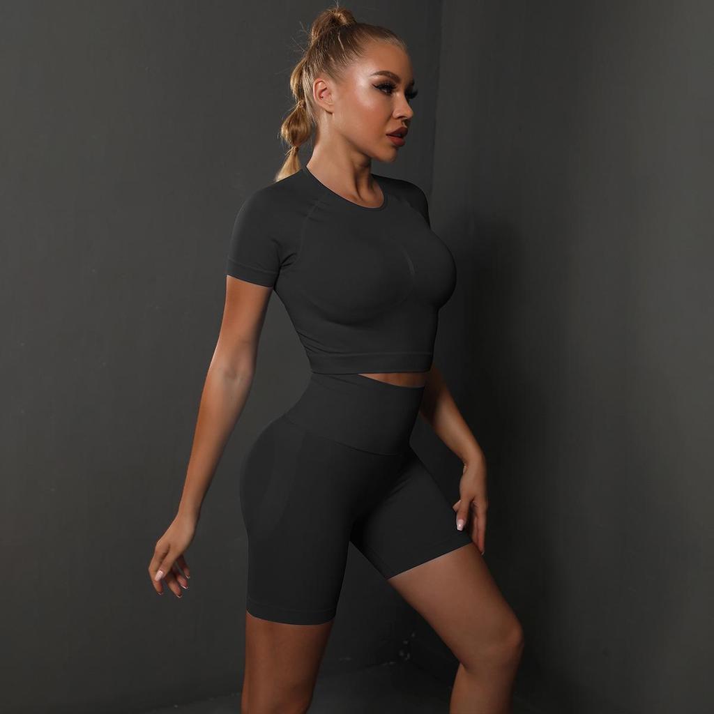 Seamless High-Elastic Yoga Two-Piece Set: Solid Color Peach Butt Short Sleeve and Shorts