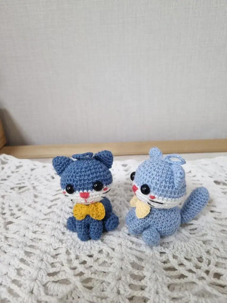 Handstickade dockor (kattnyckelring par)