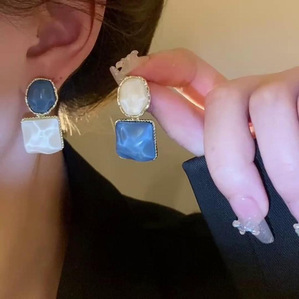 Elegant Asymmetrical Rhombus Earrings: Chic, Unique, and Fashionable Design for Women