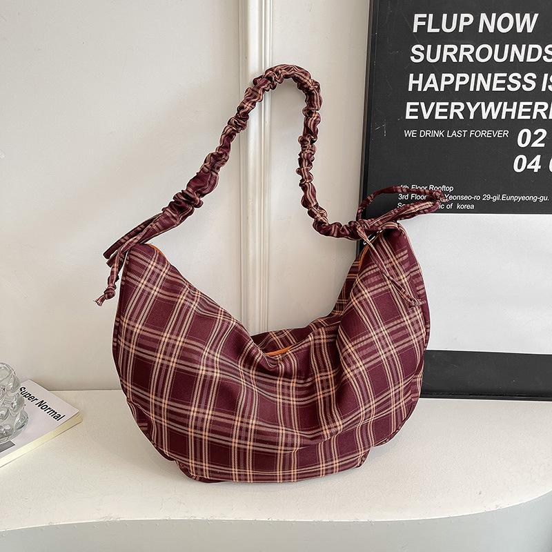 Die Tragetasche ist eine lässige und stilvolle Umhängetasche mit einem künstlerischen Stil.