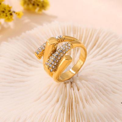 Anello da donna in acciaio al titanio leggero di lusso con diamanti incastonati geometrici irregolari di personalità di nicchia