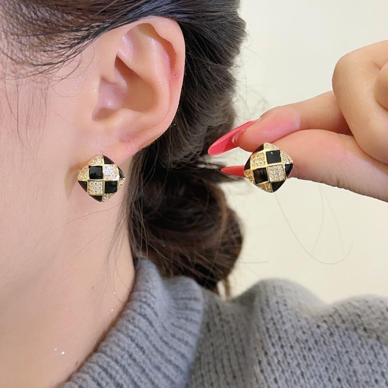Rautenförmige Ohrstecker - Vielseitige und elegante Ohraccessoires. Schicker karierter Schmuck für Herbst und Winter.