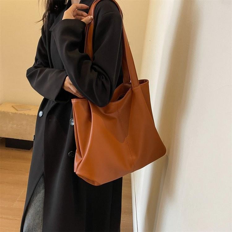 

2024 Vintage Chic Pu Handbag With Spacious Interior And City Classic Design світло-коричневого кольору