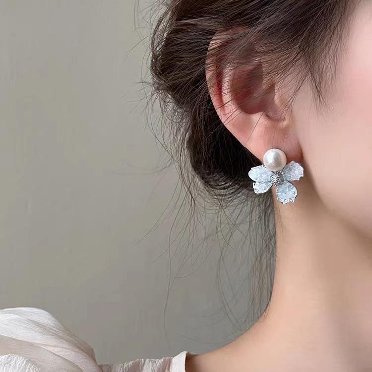 Elegante Eisblau-Kristall-Blumenstecker mit Süßwasserperle für Damen