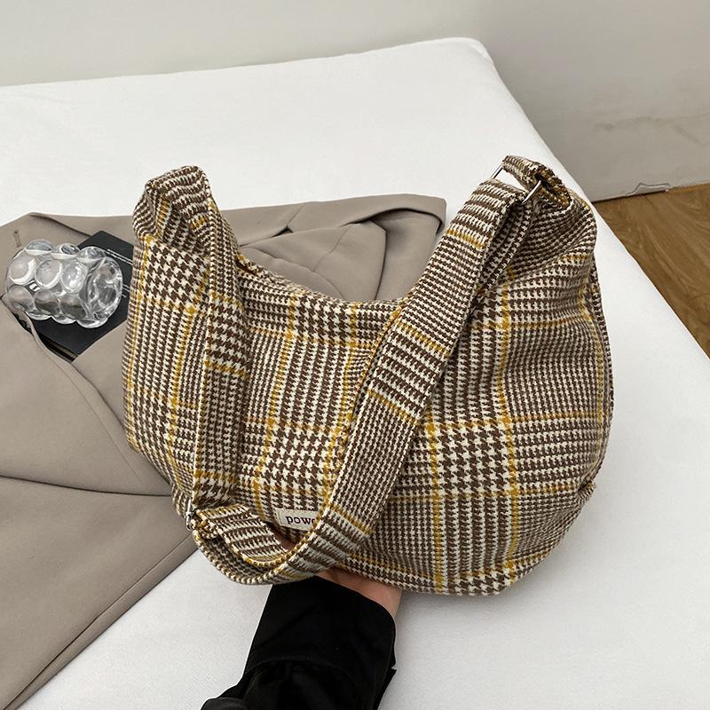 

New shoulder strap versatile retro woolen messenger bag casual simple large capacity dumpling bag portable shoulder bag хаки