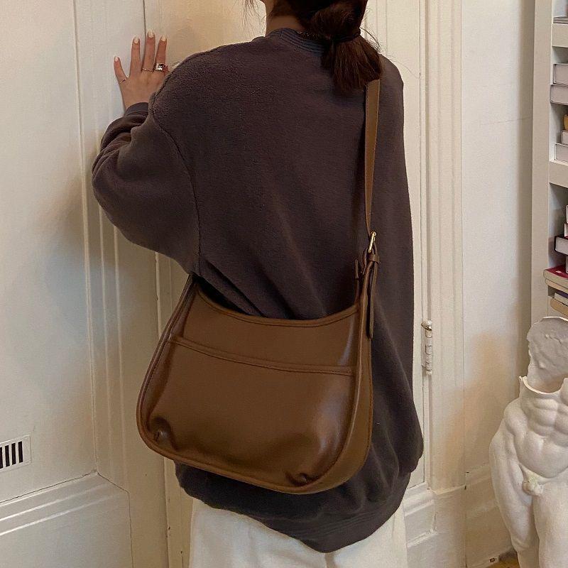 

2025 Minimalist Korean Chic Women s Retro Saddle Bag