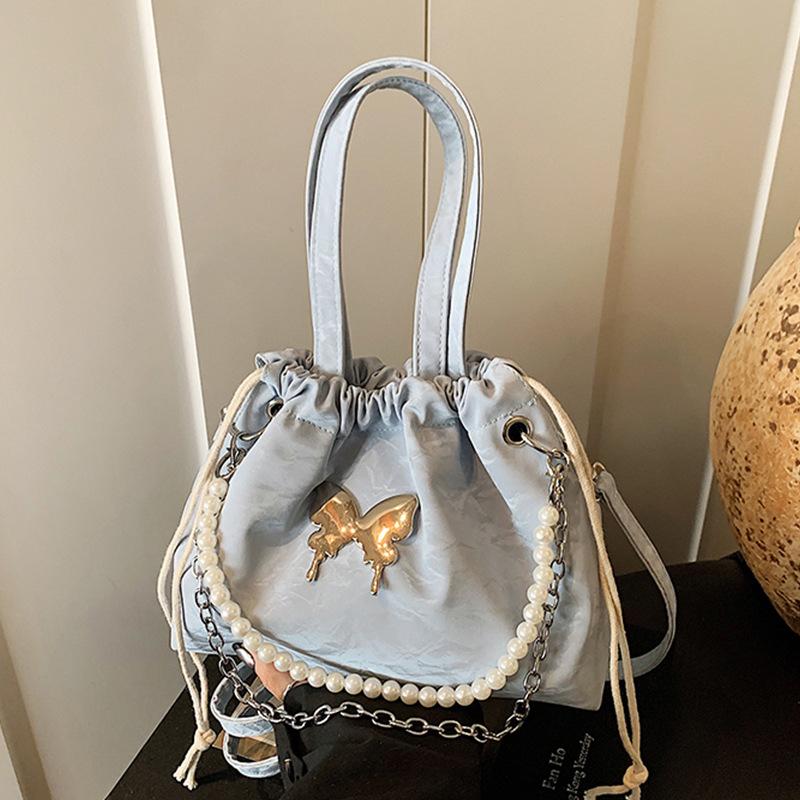 

Серебристый рюкзак с бабочкой женский 2025 новый модный корейский рюкзак с жемчужной цепочкой универсальная сумка синий