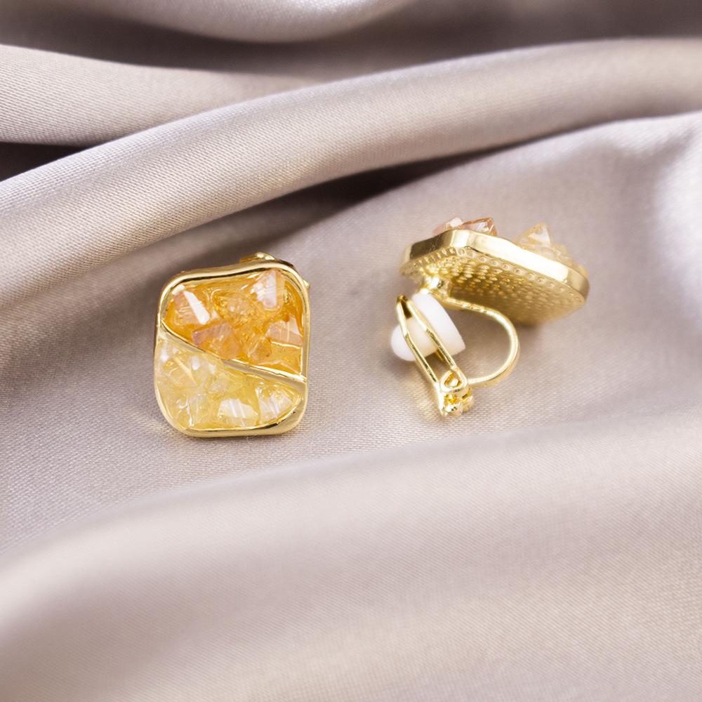 Brincos de pressão triangulares elegantes para orelhas não furadas - Versáteis e com um toque de luxo leve para o uso diário.