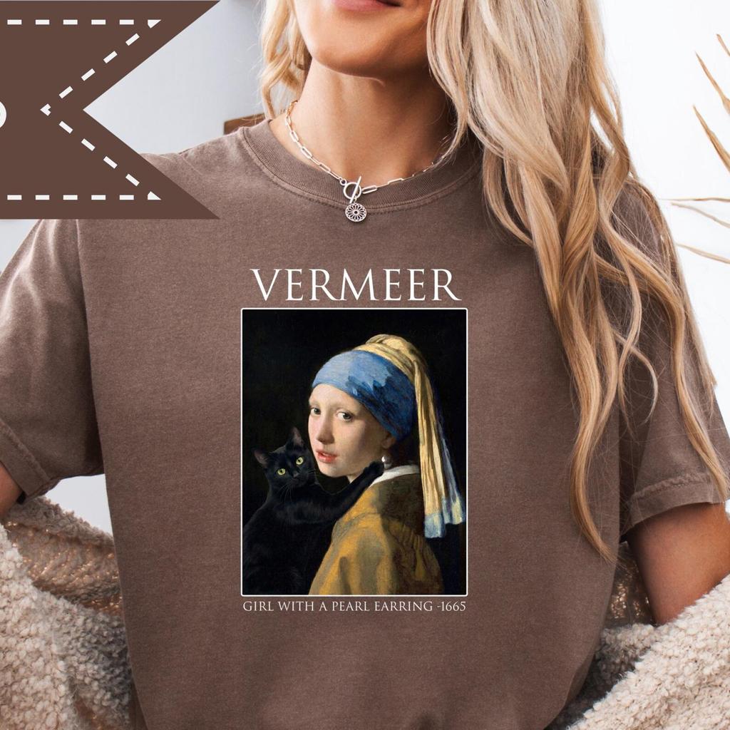 T-shirt Vermeer Ragazza con Orecchino di Perla Gatto Nero, Regalo per Amante dell'Arte, Regalo per Amante dei Gatti