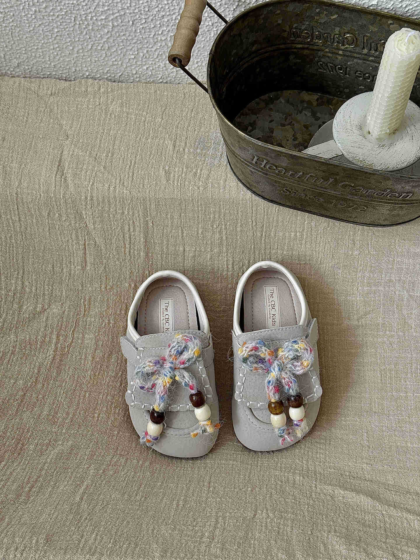 

XSHX medieval beads | Girls small leather shoes Velcro autumn rubber sole Velcro flip tongue retro leather shoes 25