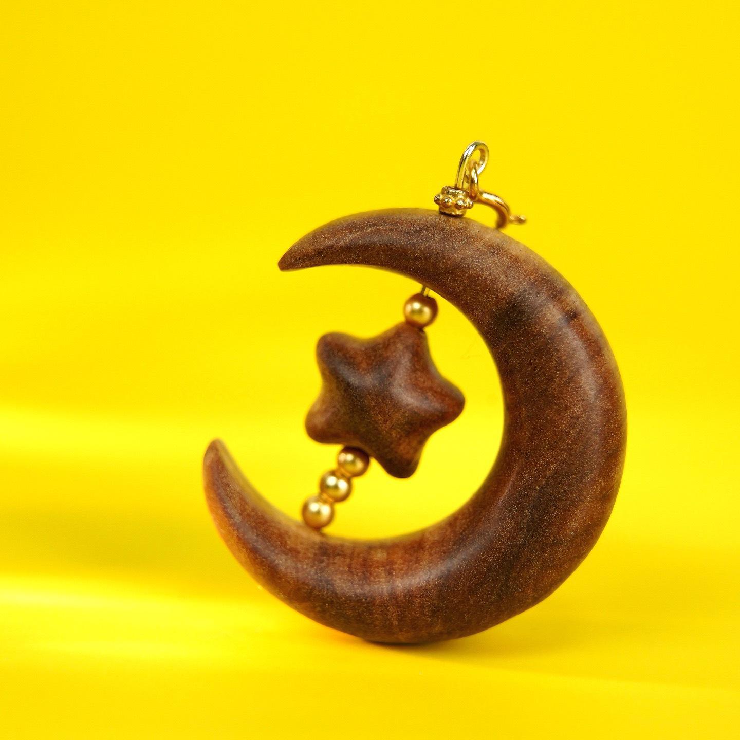 Old Mountain Sandalwood Moon Star Pendant Necklace: Chinese-Style Milky Retro Wooden Design
