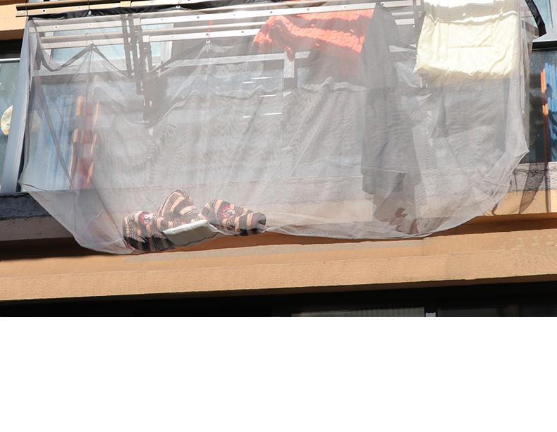 Retractable Outdoor Clothes Drying Rack with Anti-Drop Mesh Bag and Protective Quilt Net Cover