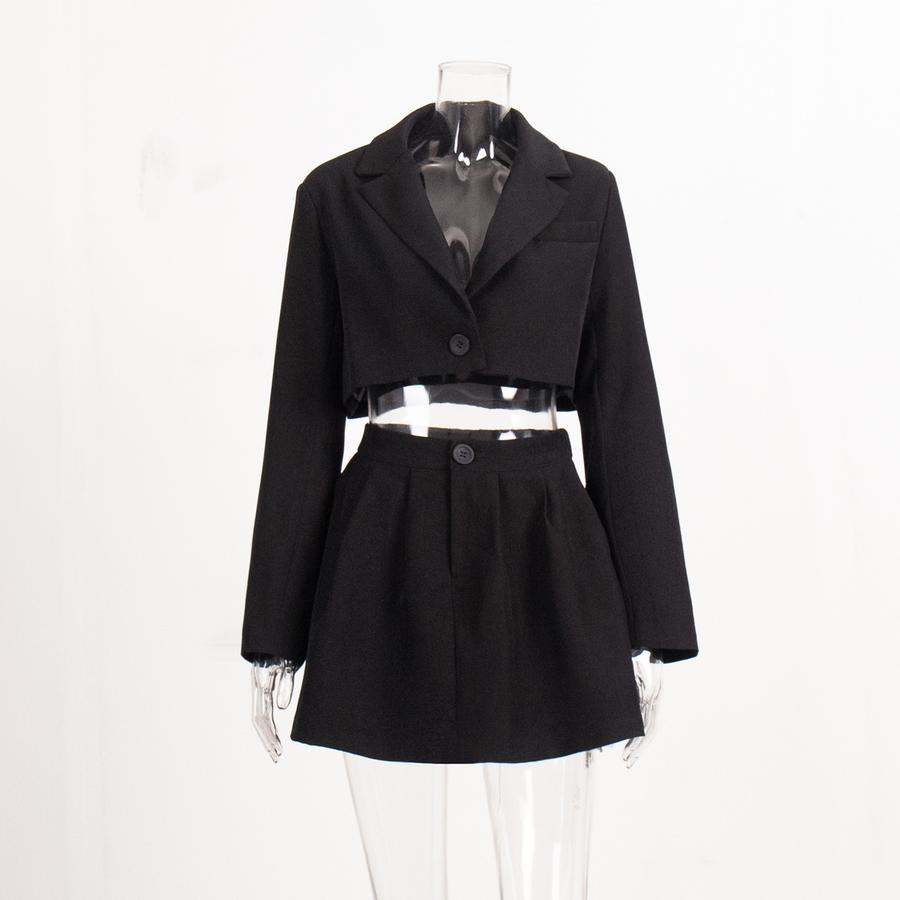 Zweiteiliges Anzugset - Outfit mit kurzem Rock und Blazer