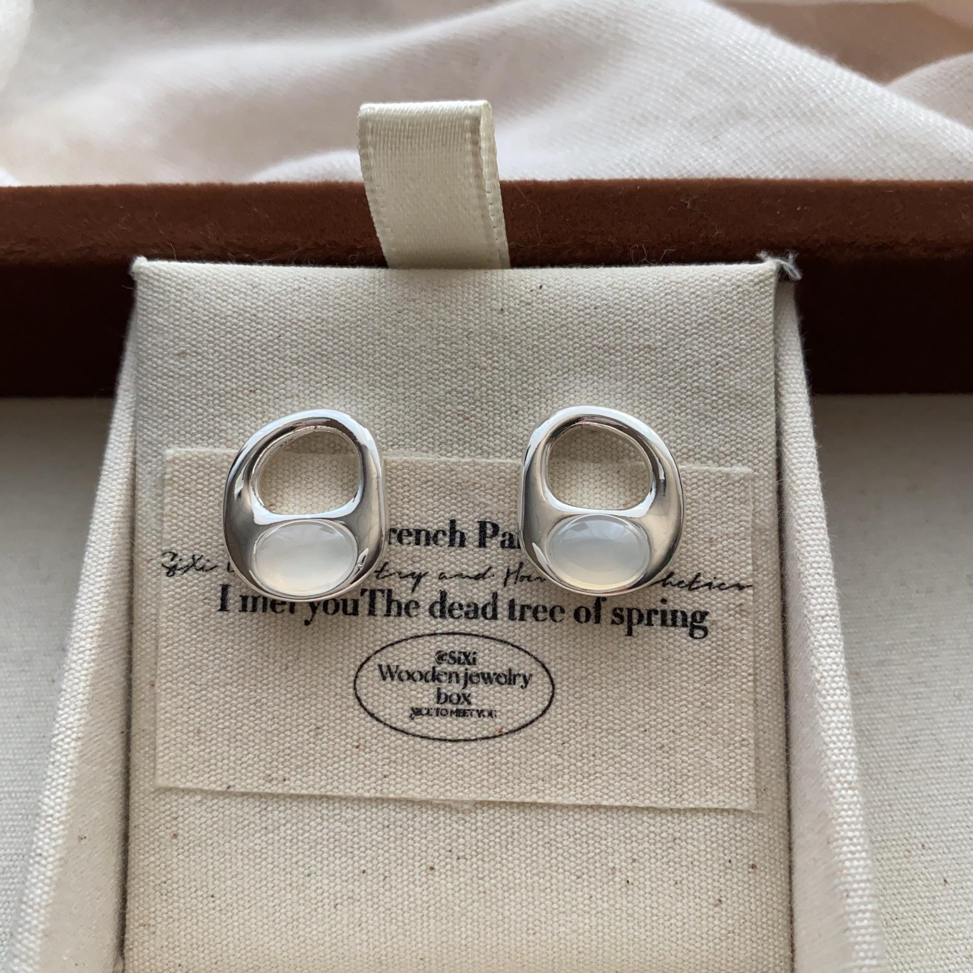 Oval resin stud earrings niche design classic personality elegant light luxury versatile playful simple earrings advanced