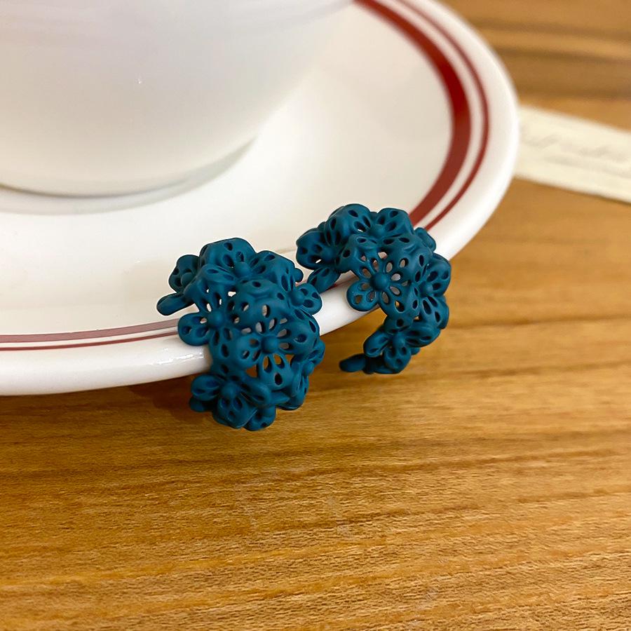 Silver Needle Retro Floral Pleated C-Shaped Stud Earrings - Elegant and Versatile Fashion Accessories for Women