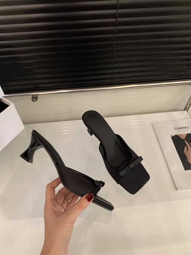 Dicker Absatz High Heels Französische kleine coole Slipper Feenschuhe Oberbekleidung 2025 Sommer Temperament Satin Schleife Sandalen